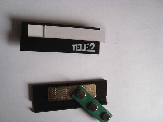 Προσαρμοσμένα αλουμινίου κράμα μαγνητικά σήματα ονόματος με το λογότυπο εκτύπωση μεταλλικών ετικέτες ονόματος